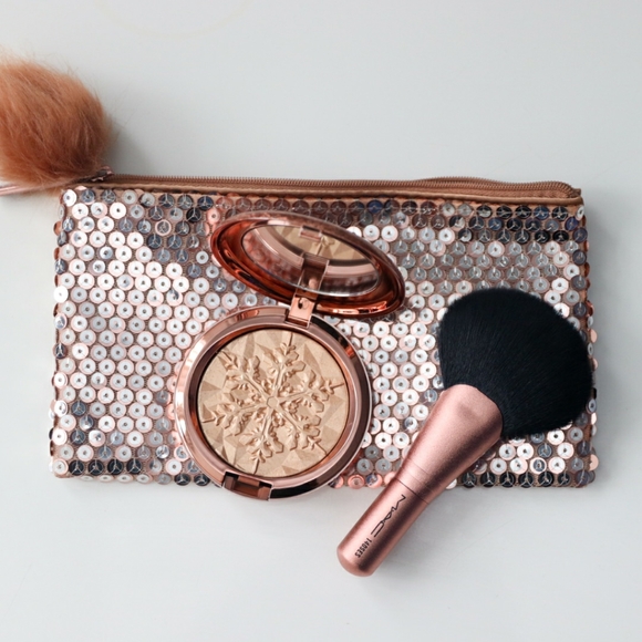 MAC Snowball Face Bag Whisper of Gilt Highligher and Brush - Picture 2 of 8